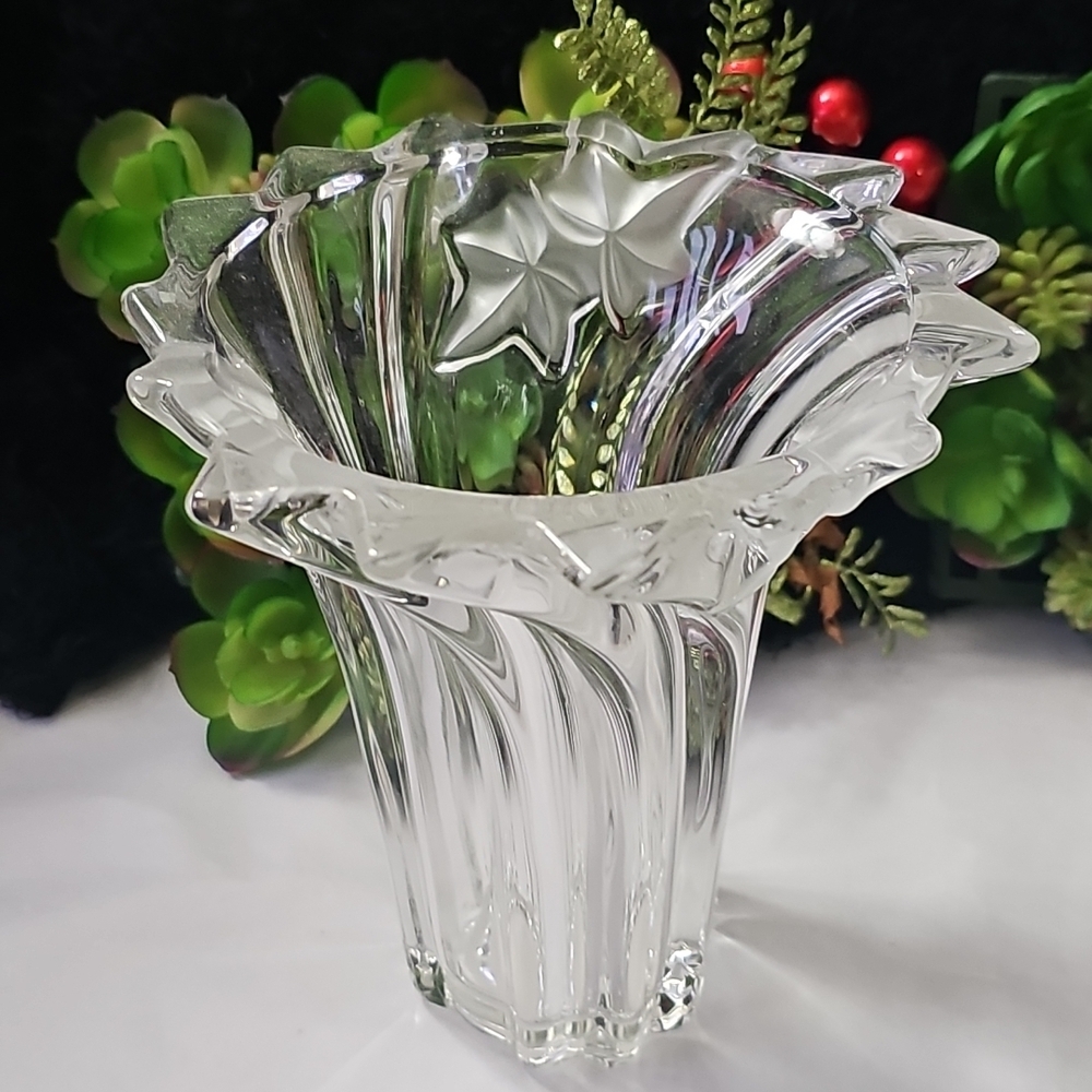 Elegant Crystal Clear Star Accent 7" Glass Vase